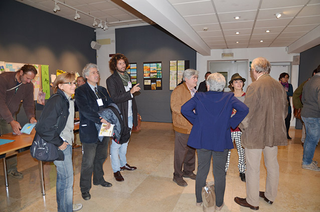 Visitatori guardano la mostra