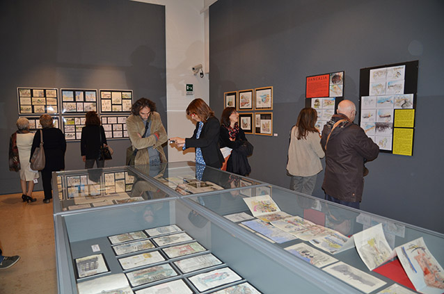 Visitatori guardano la mostra