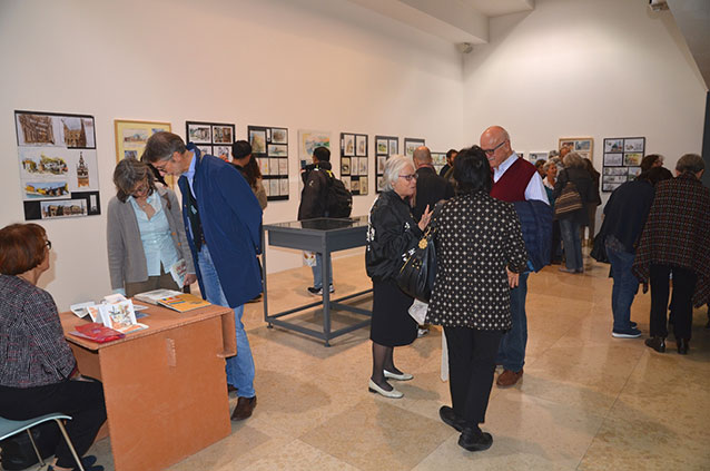 Visitatori alla mostra 002