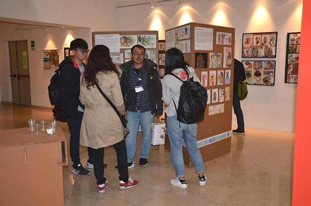 Cinesi espositori con accompagnatori